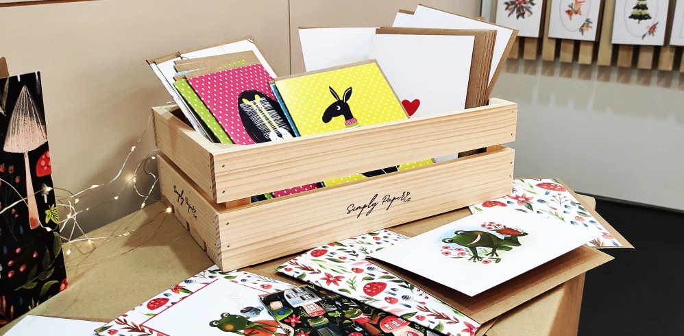 DŘEVĚNÁ BEDÝNKA pro prodej a prezentaci blahopřání