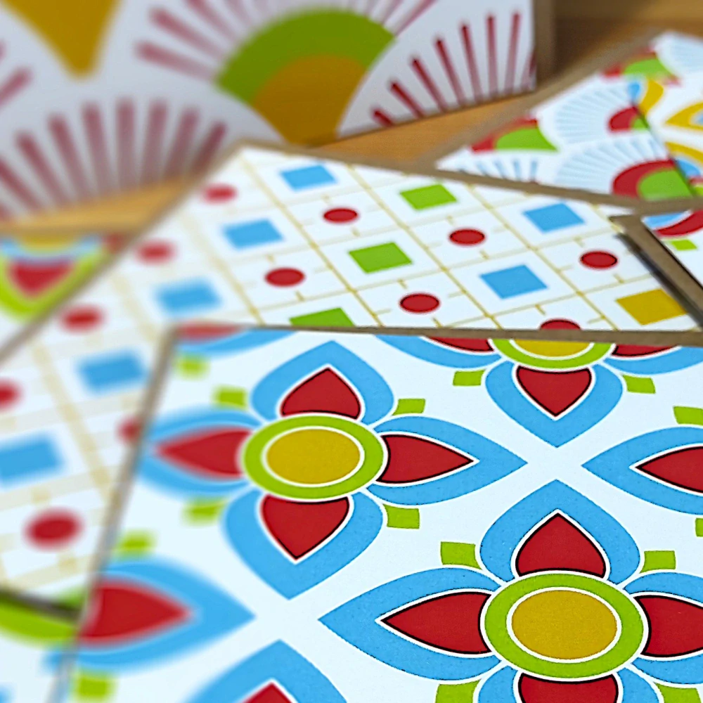 20198  Hola! Modré květy na bílé